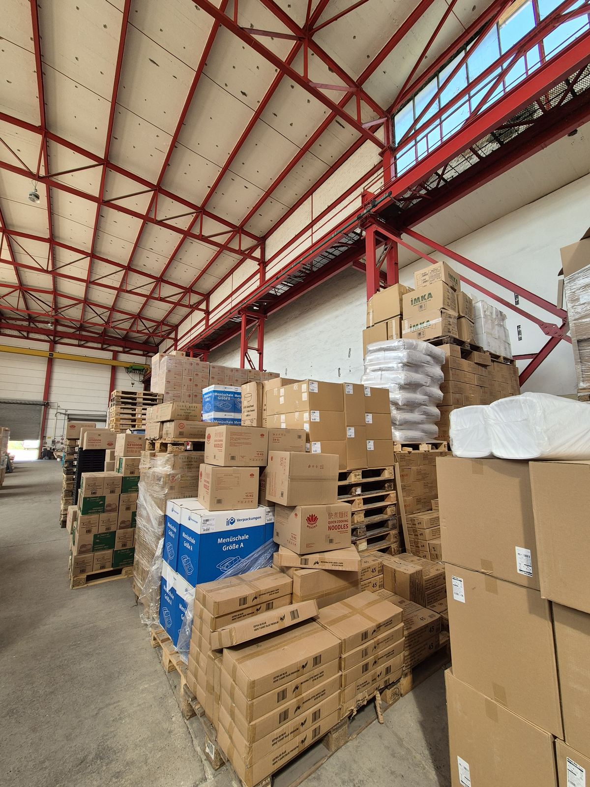 Lagerhalle mit Paletten voller Kartons und Verpackungen